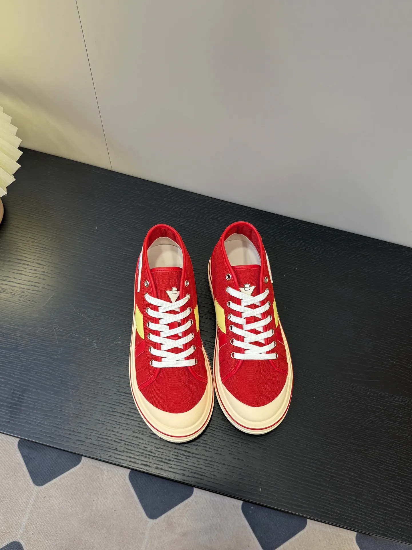 👟👟Ex-factory price 460👟👟 (Men's size +1️⃣0️⃣) BVOrbit's latest 2025 catwalk model, developed 1:1 from the original board, classic color matching elements! This is the biggest highlight of this shoe, eye-catching but not exaggerated design, super cool for daily use, super versatile whether paired with pants, sweaters or skirts, looks good no matter how you wear it, the more you look at it, the more you like it ❗️ Outsole: Original outsole color: 5 colors code number: female 35-40 male 39-44
